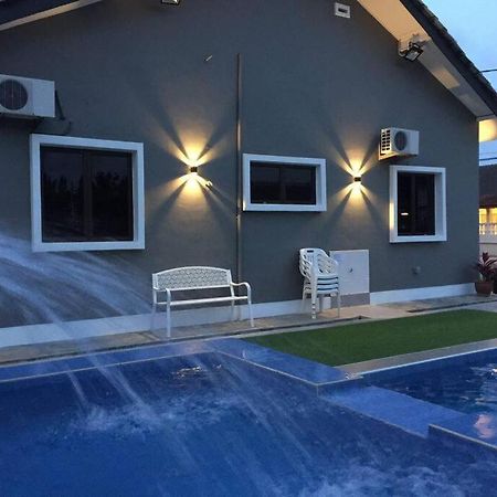 Melaka Beach Villa Kelebang Besar Экстерьер фото